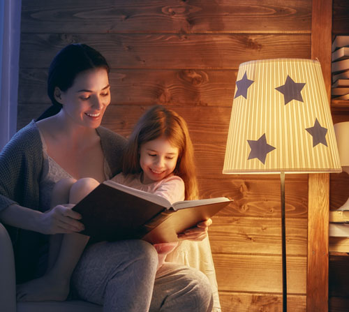Stehlampe im Kinderzimmer als Licht zum Vorlesen