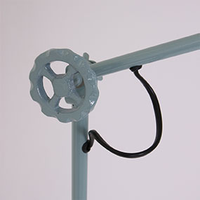 Retro Stehlampe mit Schraube als Designelement
