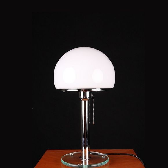 Klassiker und Design orientierte Tischleuchte  in chrom mit  Glasfuß und Opalglasschirm