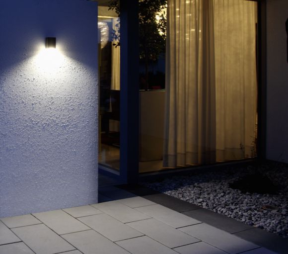 Eckige LED-Außenwandleuchte in vier Farben erhältlich