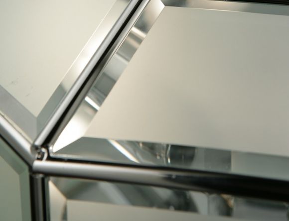 handgefertigte Wandleuchte mit hochwertigem Kristallglas, in drei edlen Oberflächen wählbar