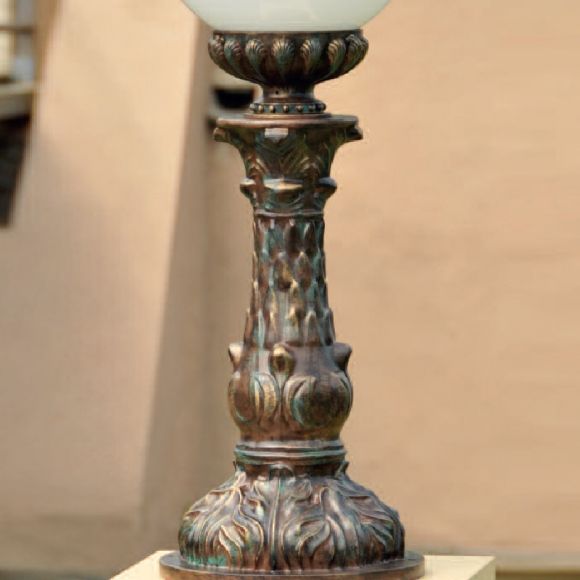 Nostalgische Sockelleuchte mit Opal-Kugelglas - Oberfläche Patina - Höhe 126cm
