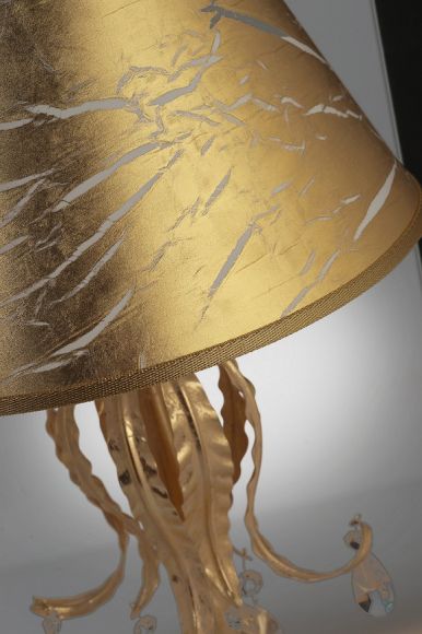 Hochwertige Tischleuchte - Handgefertigt in Italien - Blattgold mit weißer Patina - Kristallbehang - Textilschirm