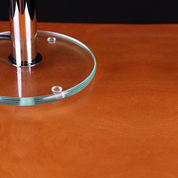 Klassiker und Design orientierte Tischleuchte  in chrom mit  Glasfuß und Opalglasschirm
